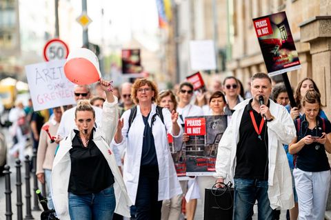 Ärzte gehen bei dem Protestmarsch "Ärzte in Not" durch Berlin-Mitte
