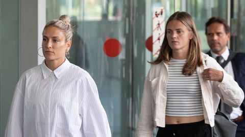 Die spanischen Nationalspielerinnen Alexia Putellas und Irene Paredes (r.) auf dem Weg zu ihrer Aussage