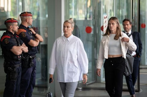 Die spanischen Nationalspielerinnen Alexia Putellas und Irene Paredes (r.) auf dem Weg zu ihrer Aussage