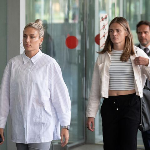 Die spanischen Nationalspielerinnen Alexia Putellas und Irene Paredes (r.) auf dem Weg zu ihrer Aussage