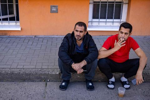 Zwei Flüchtlinge in der Erstaufnahmeeinrichtung in Eisenhüttenstadt
