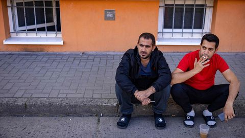 Zwei Flüchtlinge in der Erstaufnahmeeinrichtung in Eisenhüttenstadt