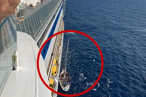 Passagiere der Aida Blu beobachten die Rettung der geflüchteten Menschen von ihrem Boot.
