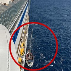 Passagiere der Aida Blu beobachten die Rettung der geflüchteten Menschen von ihrem Boot.