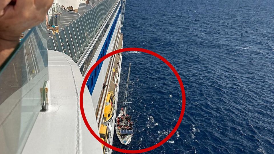 Passagiere der Aida Blu beobachten die Rettung der geflüchteten Menschen von ihrem Boot.