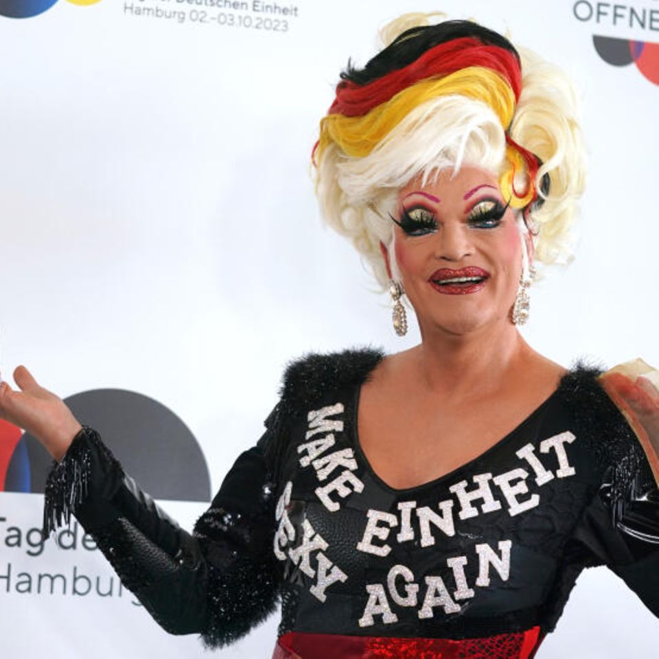 Hamburg, Deutschland. Unter dem Motto "Horizonte öffnen" lädt die Hansestadt anlässlich des Tag der Deutschen Einheit zu Feierlichkeiten ein. Das lässt sich Olivia Jones nicht zweimal sagen. Mit schwarz-rot-goldenen Haaren und einem "Make Einheit Sexy again"-Shirt setzt die Drag Queen ein starkes Zeichen.