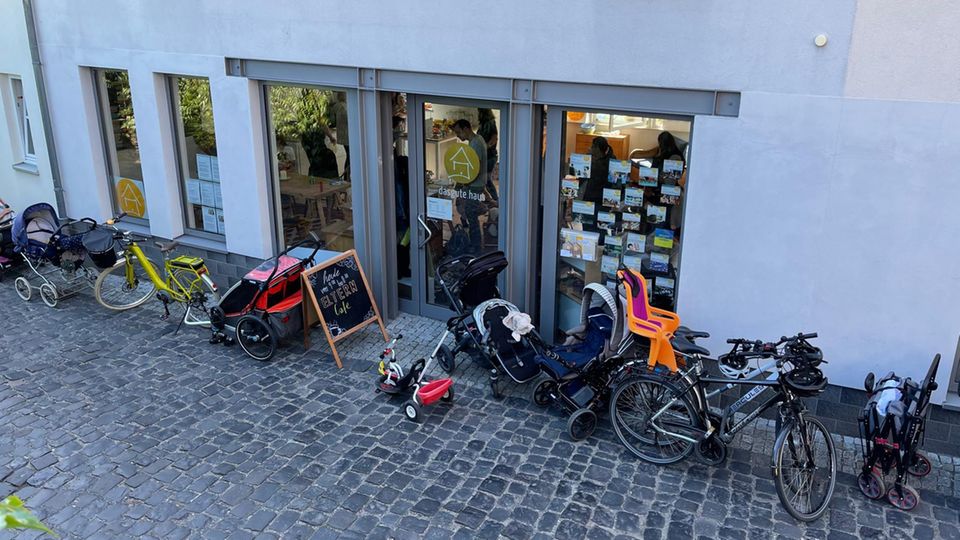 Dienstags bietet "dasgute.haus" Kinderbetreuung durch eine Erzieherin an, da bildet sich vorm Haus schon mal eine Transportmittelschlange