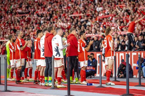 Die Spieler von Union Berlin stehen wie betäubt vor der Tribüne. Aber die Fans singen weiter