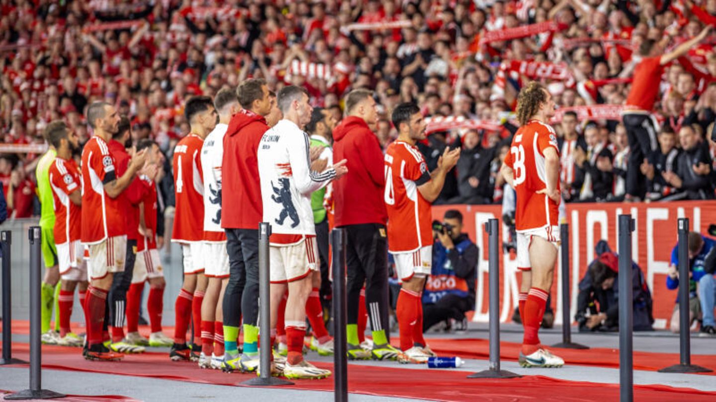 Die Spieler von Union Berlin stehen wie betäubt vor der Tribüne. Aber die Fans singen weiter