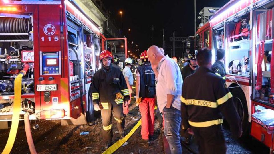 Kurz nach dem Busunfall in Venedig sind Feuerwehr und mehrere Krankenwagen am Unfallort