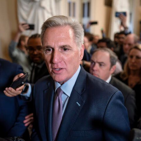 Kevin McCarthy, bisheriger Sprecher des Repräsentantenhauses, wird auf dem Weg zum Plenarsaal von der Presse und Sicherheitskräften umringt. Zum ersten Mal in der US-Geschichte wurde ein "Speaker" abgesetzt.