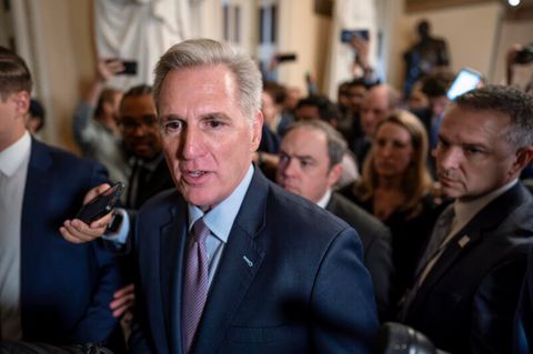 Kevin McCarthy, bisheriger Sprecher des Repräsentantenhauses, wird auf dem Weg zum Plenarsaal von der Presse und Sicherheitskräften umringt. Zum ersten Mal in der US-Geschichte wurde ein "Speaker" abgesetzt.