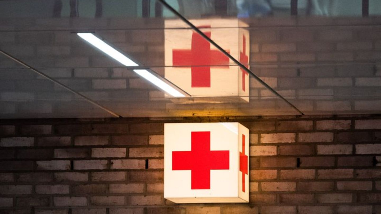 Wespen-Attacke: Ein Leuchtkasten mit einem roten Kreuz