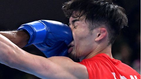 Hangzhou, China. Das tut schon beim Ansehen weh: Der japanische Boxer Shudai Harada kassiert bei den Asienspielen im Viertelfinale der 51-57-kg-Klasse einen Volltreffer seines Gegners Md Salim Hossa aus Bangladesch