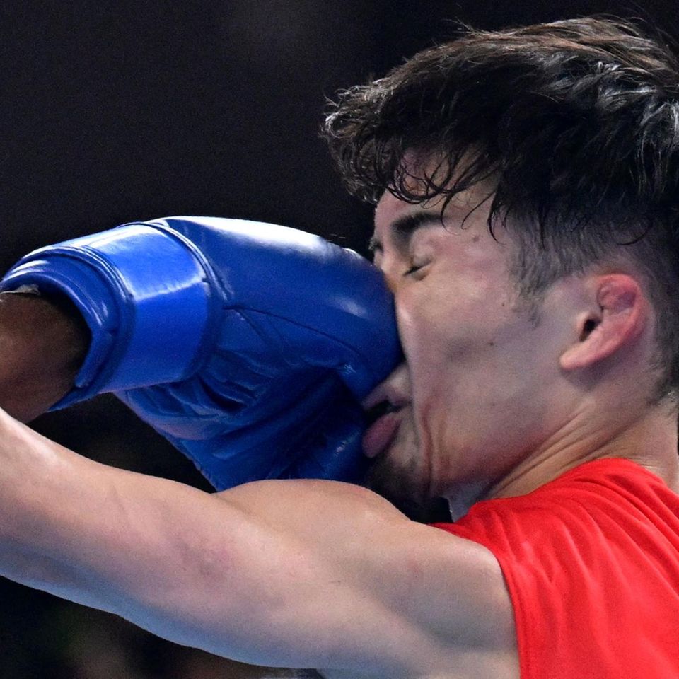 Hangzhou, China. Das tut schon beim Ansehen weh: Der japanische Boxer Shudai Harada kassiert bei den Asienspielen im Viertelfinale der 51-57-kg-Klasse einen Volltreffer seines Gegners Md Salim Hossa aus Bangladesch