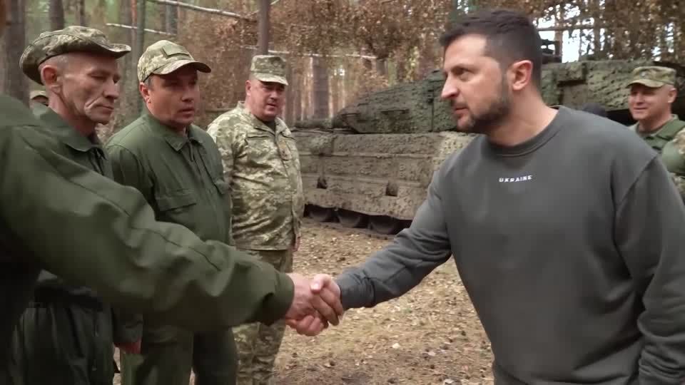 Video: Selenskyj auf Truppenbesuch im Nordosten der Ukraine