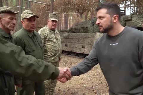 Video: Selenskyj auf Truppenbesuch im Nordosten der Ukraine