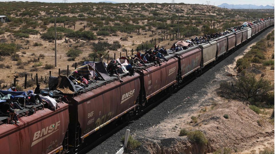 Ciudad Juarez, Mexiko. Migranten, die überwiegend aus Venezuela stammen und in die USA wollen, weil sie sich dort ein besseres Leben erhoffen, nähern sich auf Güterwaggons der Stadt an der Grenze zu den Vereinigten Staaten