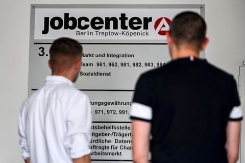 Zwei Flüchtlinge stehen vor dem Jobcenter Berlin Treptow-Köpenick