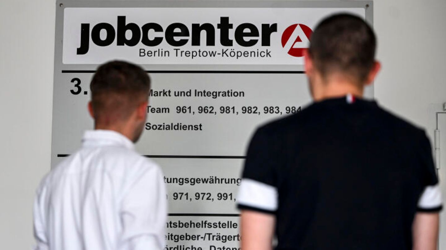 Zwei Flüchtlinge stehen vor dem Jobcenter Berlin Treptow-Köpenick