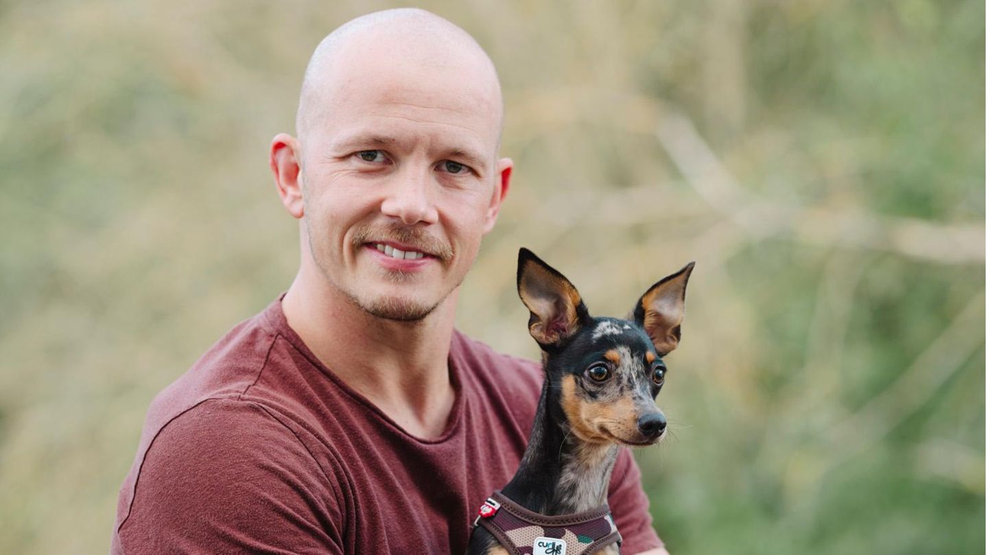 Nachfrage (FINAL) >> Fabian Hamb chen am 12.09.2023 in Wetzlar Fabian Hambüchen, 35, zu Hause in Wetzlar mit seinem Hund