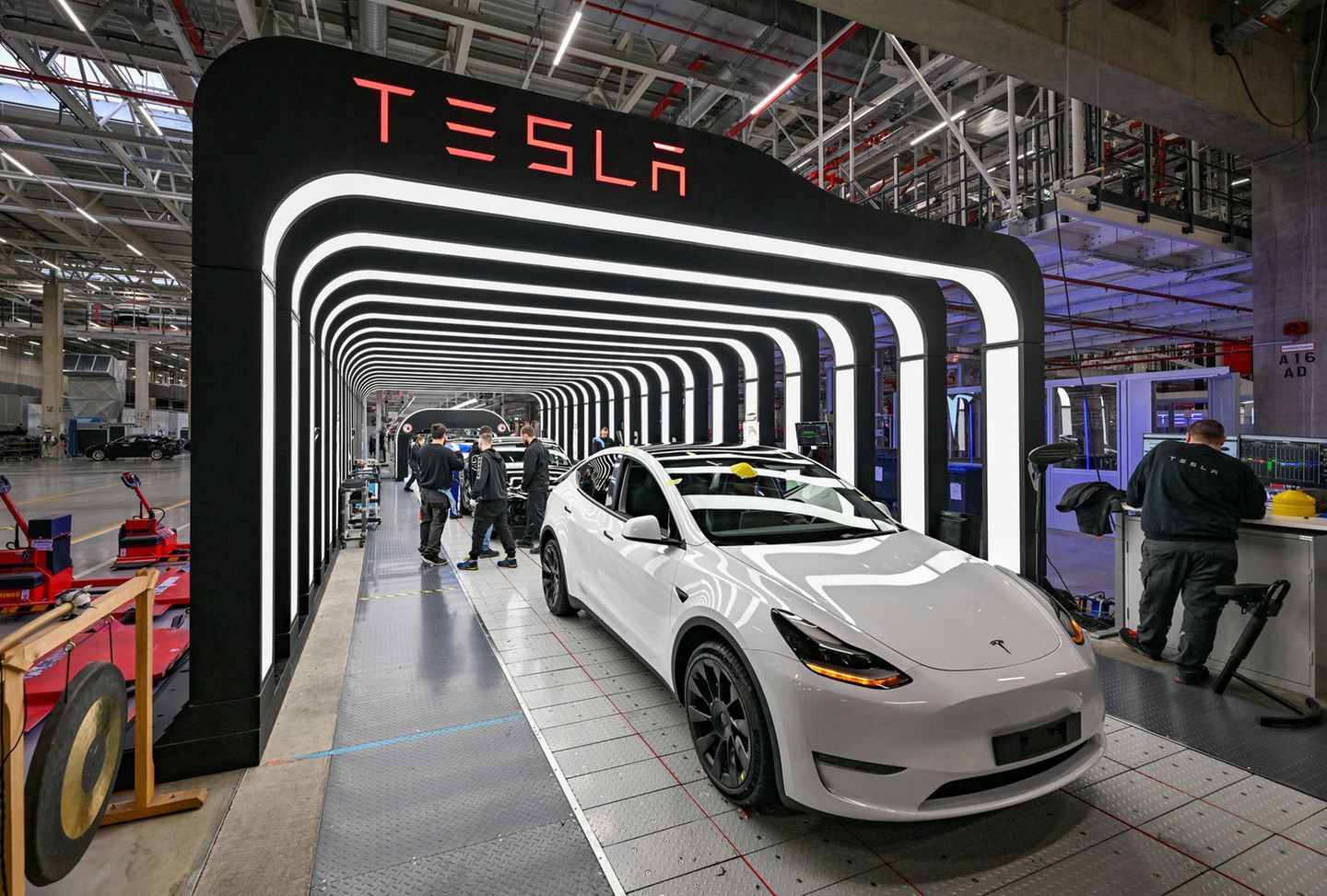 Ein weißer Tesla in der Gigafactory in Grünheide