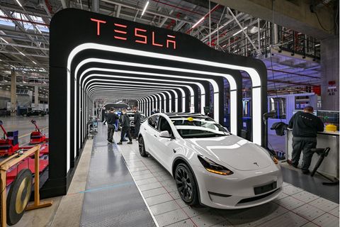 Ein weißer Tesla in der Gigafactory in Grünheide