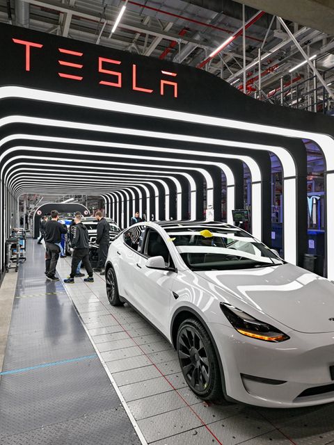 Ein weißer Tesla in der Gigafactory in Grünheide