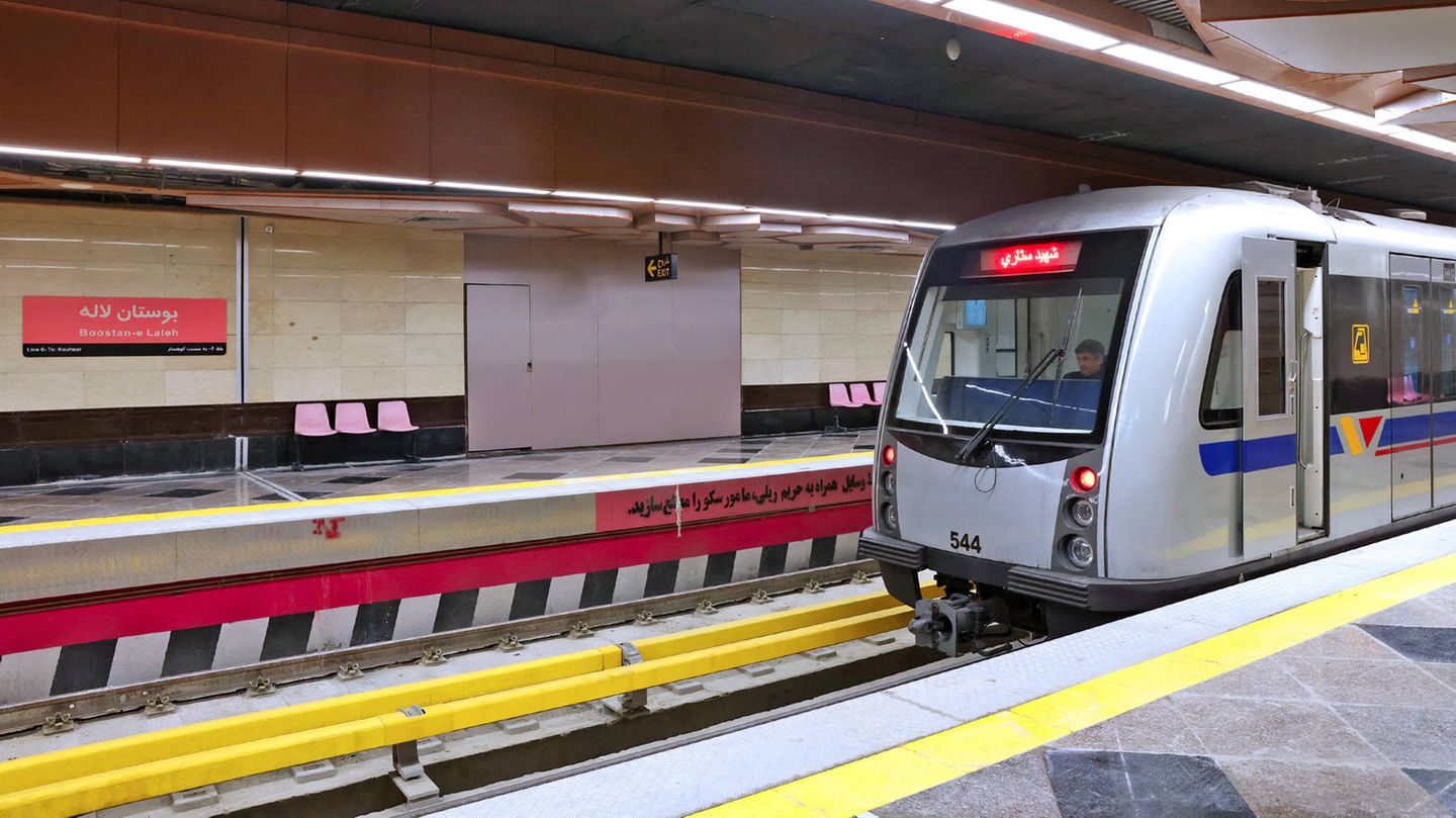 Ein Zug steht in einer U-Bahn-Station in Teheran, Iran