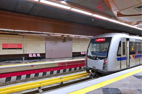 Ein Zug steht in einer U-Bahn-Station in Teheran, Iran