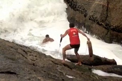 Wellen schleudern Schwimmer gegen Felsen – Mann in letzter Sekunde gerettet