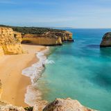 Den besten Strand Europas findet man in Portugal. Die Algarve im Süden des Landes wurde kürzlich jedenfalls erneut zur besten Strand-Destination des Kontinents gewählt. Das beliebte Urlaubsgebiet mit einer Küstenlänge von mehr als 200 Kilometern hat sich bei den "World Travel Awards" gegen Konkurrenten in Italien und Spanien durchgesetzt. Insgesamt waren in diesem Jahr Strandregionen in Cannes, Korfu, Costa Navarino, Mallorca, Marbella, Porto Santo und Sardinien für die Auszeichnung nominiert. Übrigens: Portugal hat bei der Preisverleihung noch viele andere Auszeichnungen bekommen, unter anderem als "Bestes Reiseziel Europas", während Porto und Lissabon zu den "Besten Städtereisezielen Europas" gewählt wurden. 