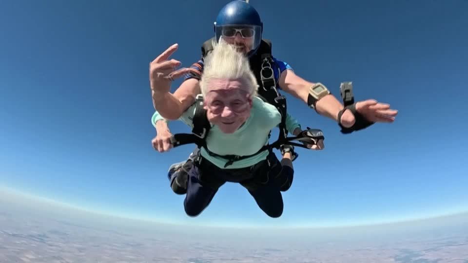 "Toll und sehr lustig": 104-jährige Fallschirmspringerin stellt neuen Rekord auf