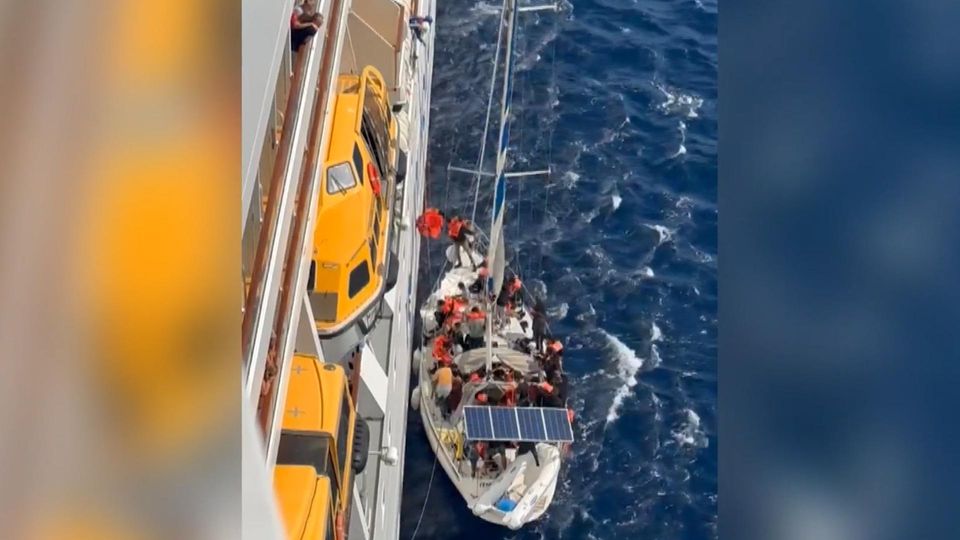 Dramatische Rettung: Video zeigt, wie Geflüchtete an Kreuzfahrtschiff andocken Dramatische Rettung: Video zeigt, wie Geflüchtete an Kreuzfahrtschiff andocken