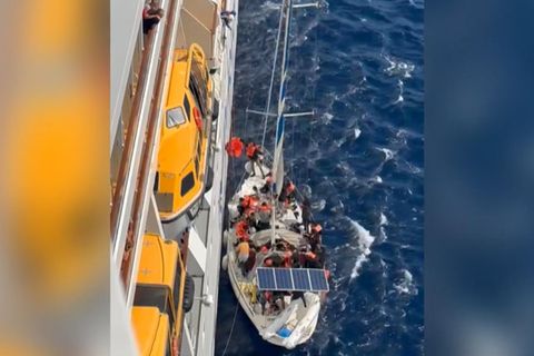 Dramatische Rettung: Video zeigt, wie Geflüchtete an Kreuzfahrtschiff andocken