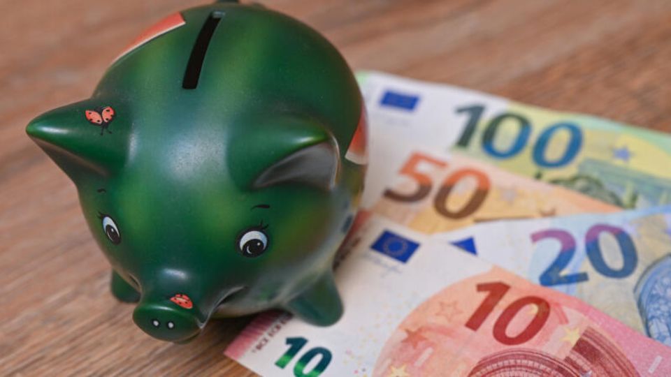 Die stark gestiegene Inflation dämpft einer Umfrage zufolge die private Altersvorsorge der Menschen in Deutschland.
