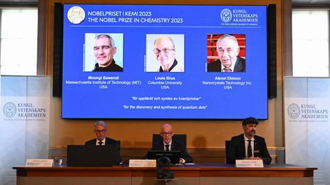 Die Preisträger werden bei der Verküdnung auf einem Bildschirm: Moungi Bawendi, Louis Brus und Alexei Ekimov erhalten den Nobelpreis für Chemie