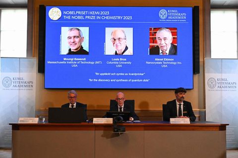 Die Preisträger werden bei der Verküdnung auf einem Bildschirm: Moungi Bawendi, Louis Brus und Alexei Ekimov erhalten den Nobelpreis für Chemie