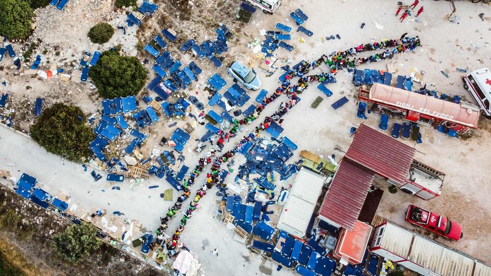 Eine Luftaufnahme vom "Hotspot" genannten Einsatzzentrum auf der italienischen Insel Lampedusa