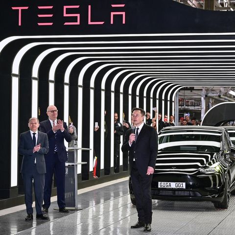 Dietmar Woidke und Olaf Scholz mit Elon Musk bei der Eröffnung der Teslafabrik in Brandenburg