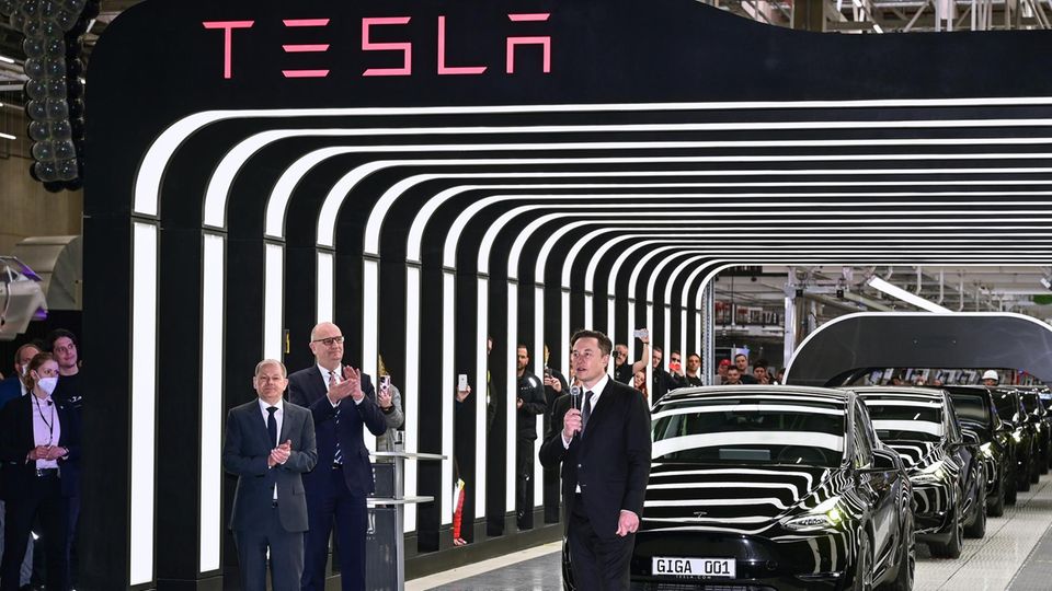 Dietmar Woidke und Olaf Scholz mit Elon Musk bei der Eröffnung der Teslafabrik in Brandenburg