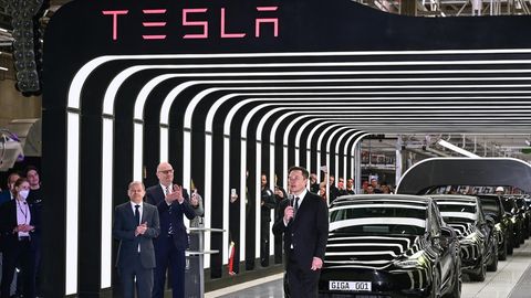 Dietmar Woidke und Olaf Scholz mit Elon Musk bei der Eröffnung der Teslafabrik in Brandenburg