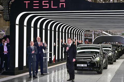 Dietmar Woidke und Olaf Scholz mit Elon Musk bei der Eröffnung der Teslafabrik in Brandenburg