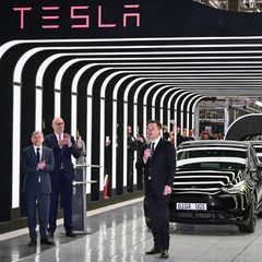Dietmar Woidke und Olaf Scholz mit Elon Musk bei der Eröffnung der Teslafabrik in Brandenburg