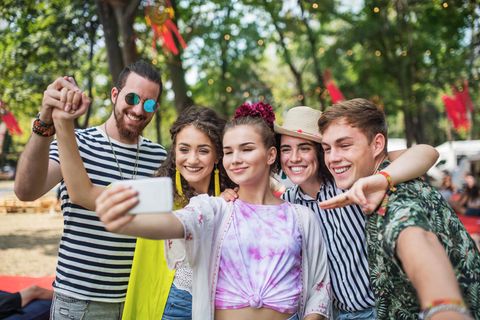 Junge Menschen machen ein Selfie auf einem Festival
