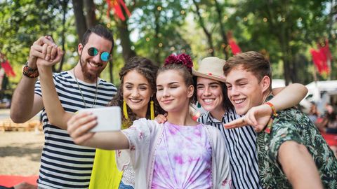 Junge Menschen machen ein Selfie auf einem Festival