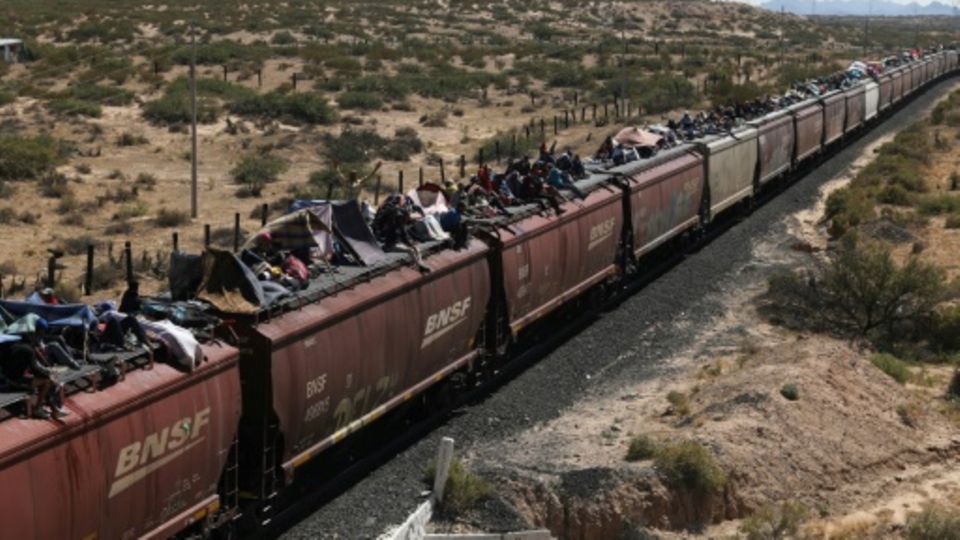 Migranten auf einem Güterzug in Mexiko