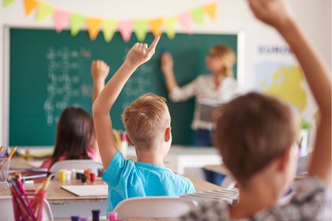 Nachhilfe und das Geschäft mit den schlechten Noten: Ein Schüler meldet sich in der Klasse