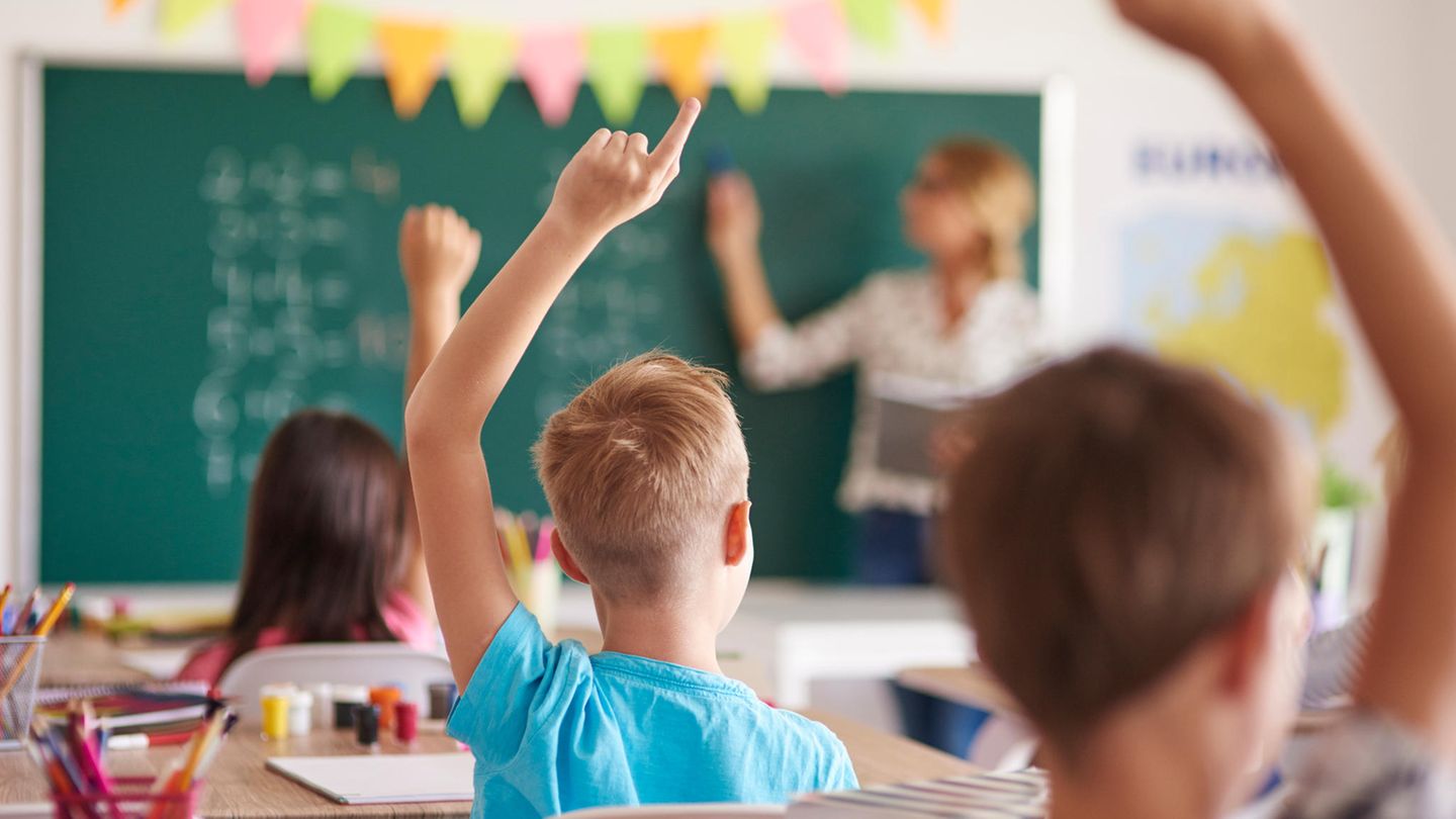 Nachhilfe und das Geschäft mit den schlechten Noten: Ein Schüler meldet sich in der Klasse