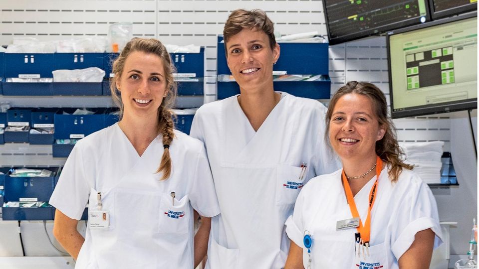 Arbeitgeber in der Pflege: Salome Stange, 28, Kathrin Spangenberg, 33 und Annalisa Amann, 26 Die drei jungen Frauen arbeiten alle auf der Intensivstation in der Pflege - und haben berufsbegleitend studiert. Salome Stange, 28, Kathrin Spangenberg, 33 und Annalisa Amann, 26 Die drei jungen Frauen arbeiten alle auf der Intensivstation in der Pflege - und haben berufsbegleitend studiert.